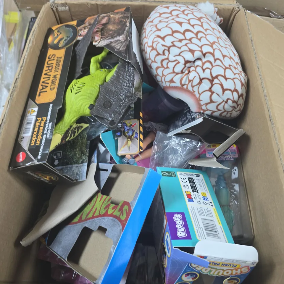 APPROXIMATELY 15 ASSORTED TOYS & GAMES PRODUCTS TO INCLUDE FIGURINES, PLUSH TOY, LIP BALM SET ETC 