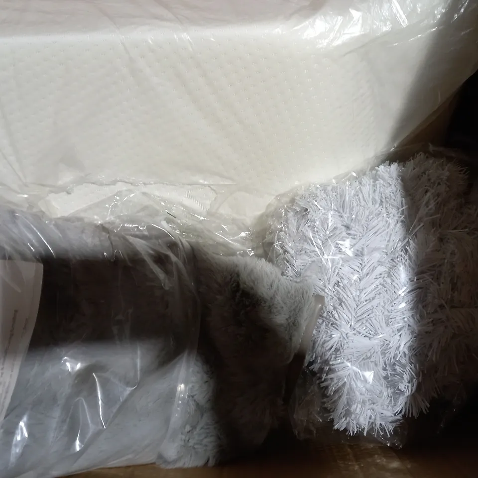 BOX OF APPROXIMATELY 5 ASSORTED HOUSEHOLD ITEMS TO INCLUDE FESTIVE DECORATIVE WREATH, ROCKWOO BUTTERFLY WINGS, ETC