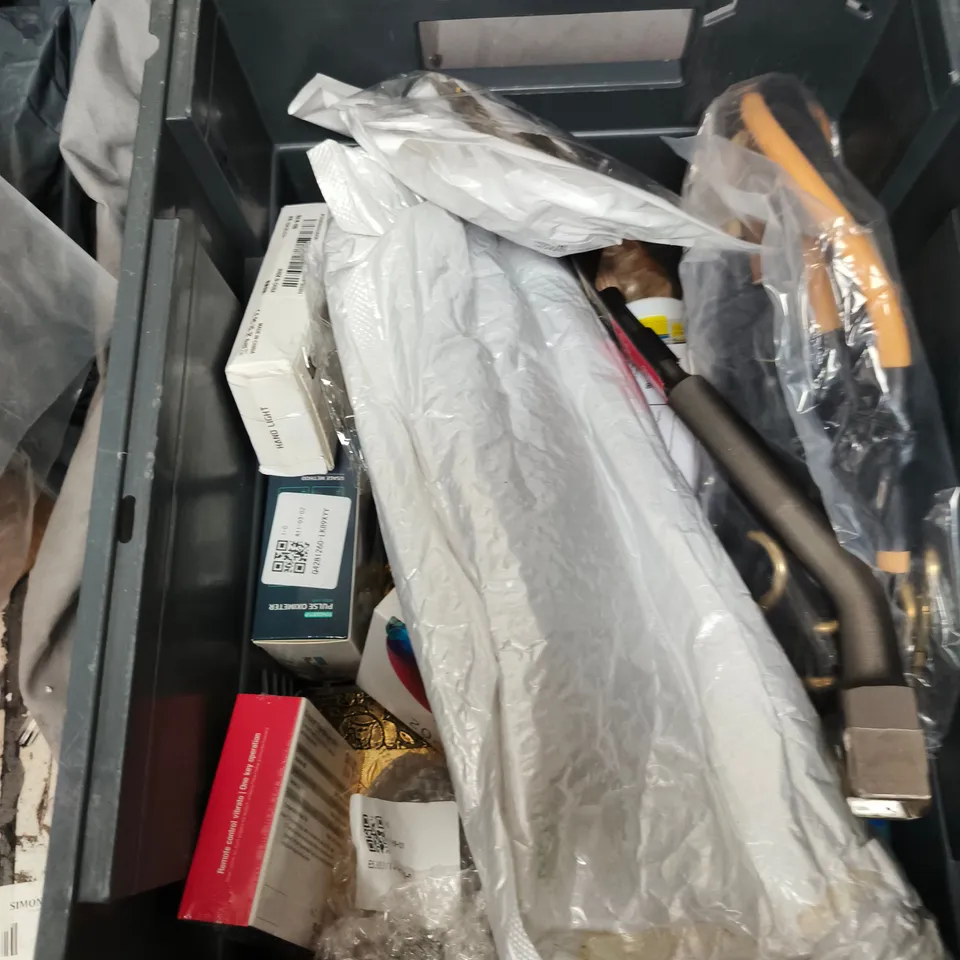 APPROXIMATELY 15 ASSORTED HOUSEHOLD ITEMS TO INCLUDE MOULD MAGIC MOULD REMOVER, OUTLINE MARKERS AND USB CHARGING FLASHLIGHT