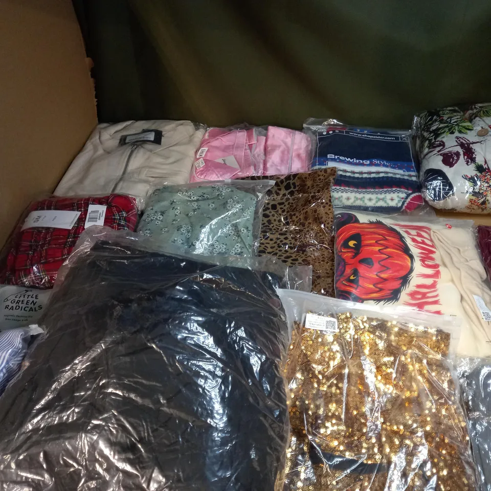 LOT OF APPROX 20 ASSORTED CLOTHING ITEMS VARYING IN SIZE/COLOUR/STYLE TO INCLUDE: TROUSERS, SKIRTS, TOPS
