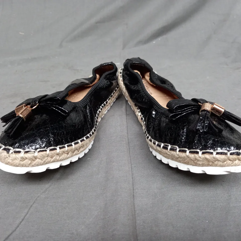 BOX OF APPROXIMATELY 10 PAIRS OF APPLE FOOTWEAR SHOES IN BLACK - VARIOUS SIZES 