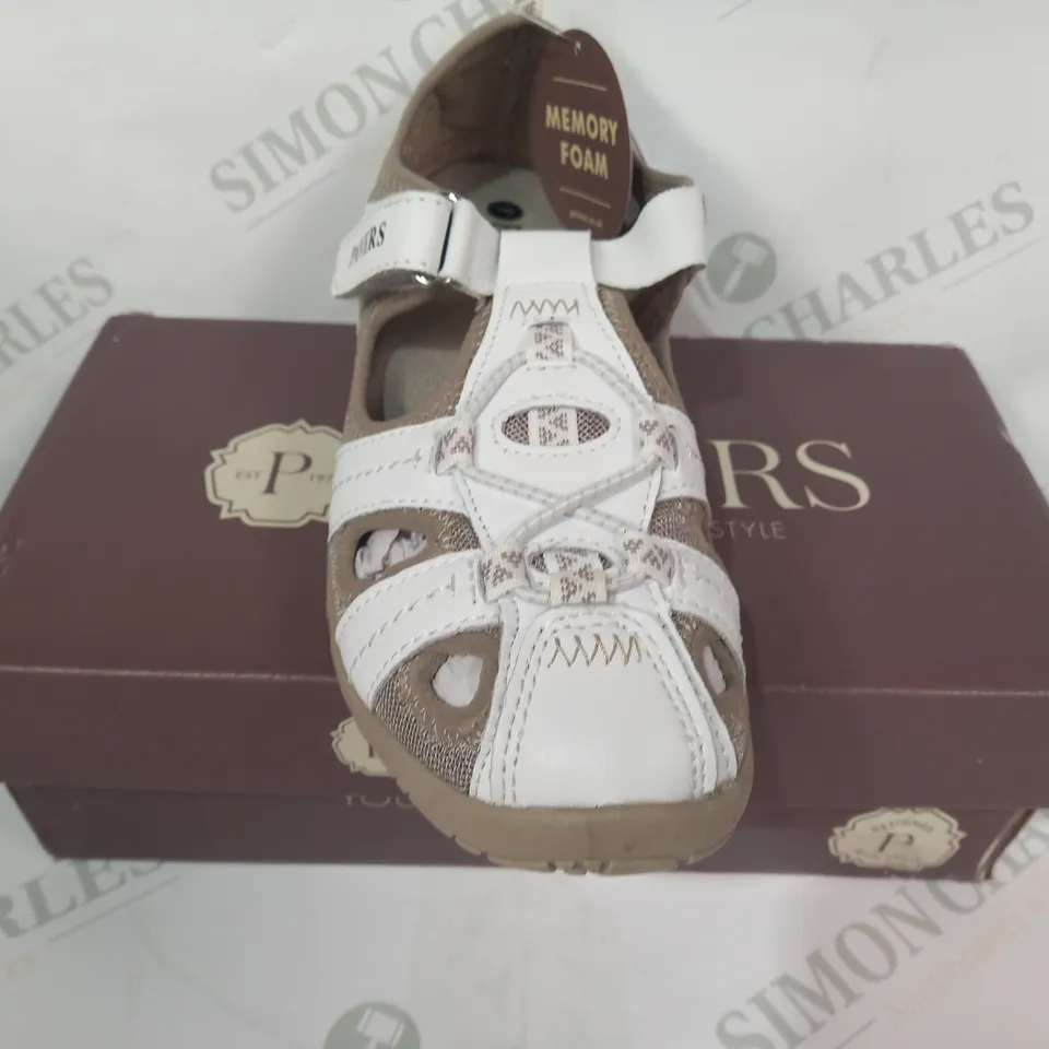 BOXED PAIR OF PAVERS VELCRO STRAP SANDALS IN WHITE SIZE 6