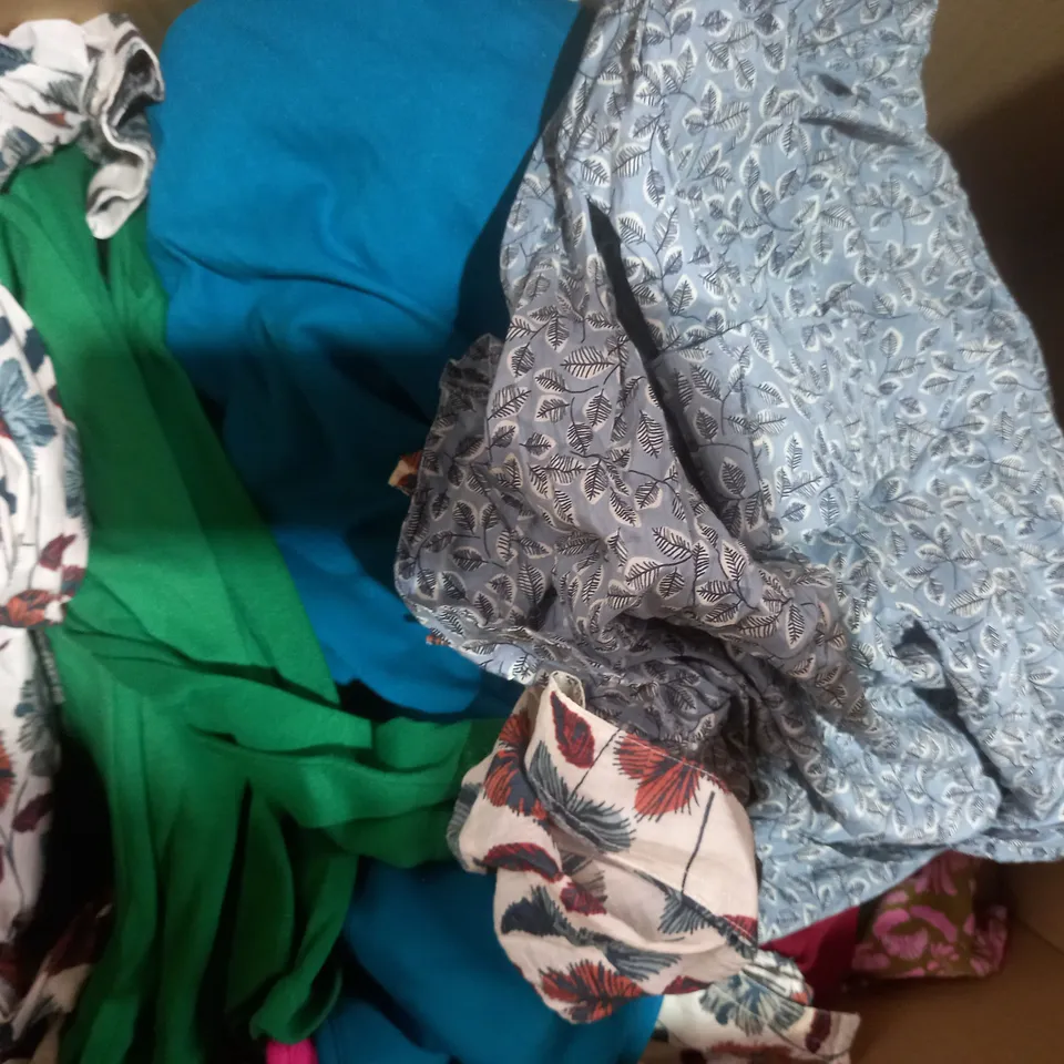 BOX OF APPROXIMATELY 15 ASSORTED CLOTHING AND FASHION ITEMS IN VARIOUS STYLES AND SIZES TO INCLUDE WHITE STUFF, SEASALT, ETC