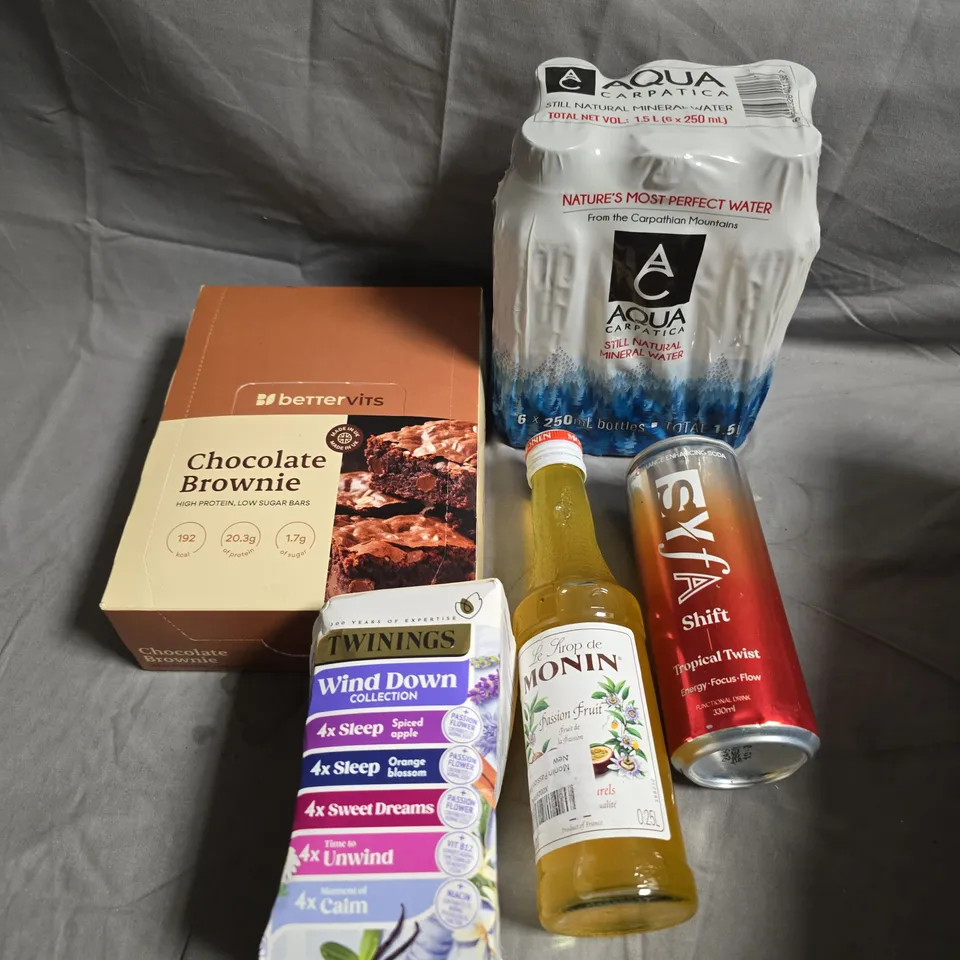 APPROXIMATELY 7 ASSORTED FOOD/DRINK PRODUCTS TO INCLUDE AQUA CARPATICA MINERAL WATER, BETTER VITS LOW SUGAR BARS, TWININGS TEA ETC 