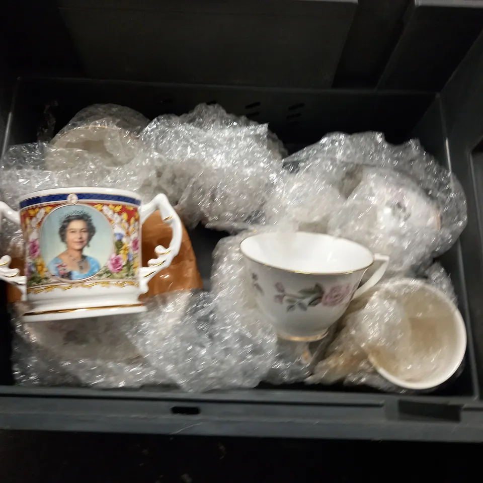 LARGE QUANTITY OF CERAMIC AND GLASS HOUSEHOLD ITEMS TO INCLUDE DECORATIVE JUS, CUPS AND LAMPS - COLLECTION ONLY