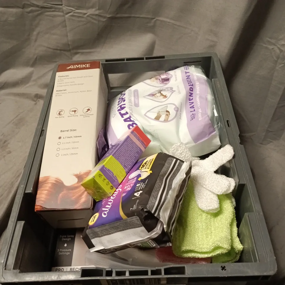 APPROXIMATELY 15 X ASSORTED COSMETIC ITEMS TO INCLUDE BATH SPONGES, AIMIKE HAIR BRUSH, ALWAYS, ALL IN ONE SWIRL PRIMER ETC