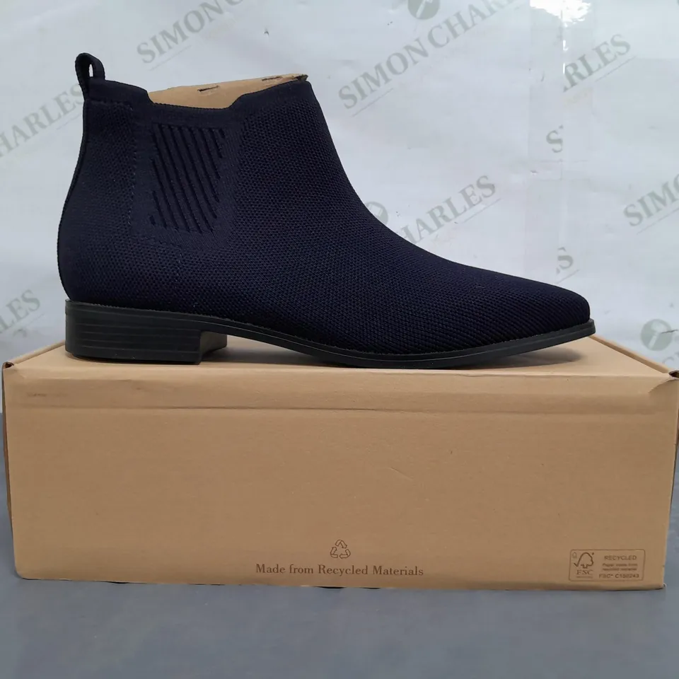 BOXED PAIR OF VIVAIA SHOES IN NAVY EU SIZE 40