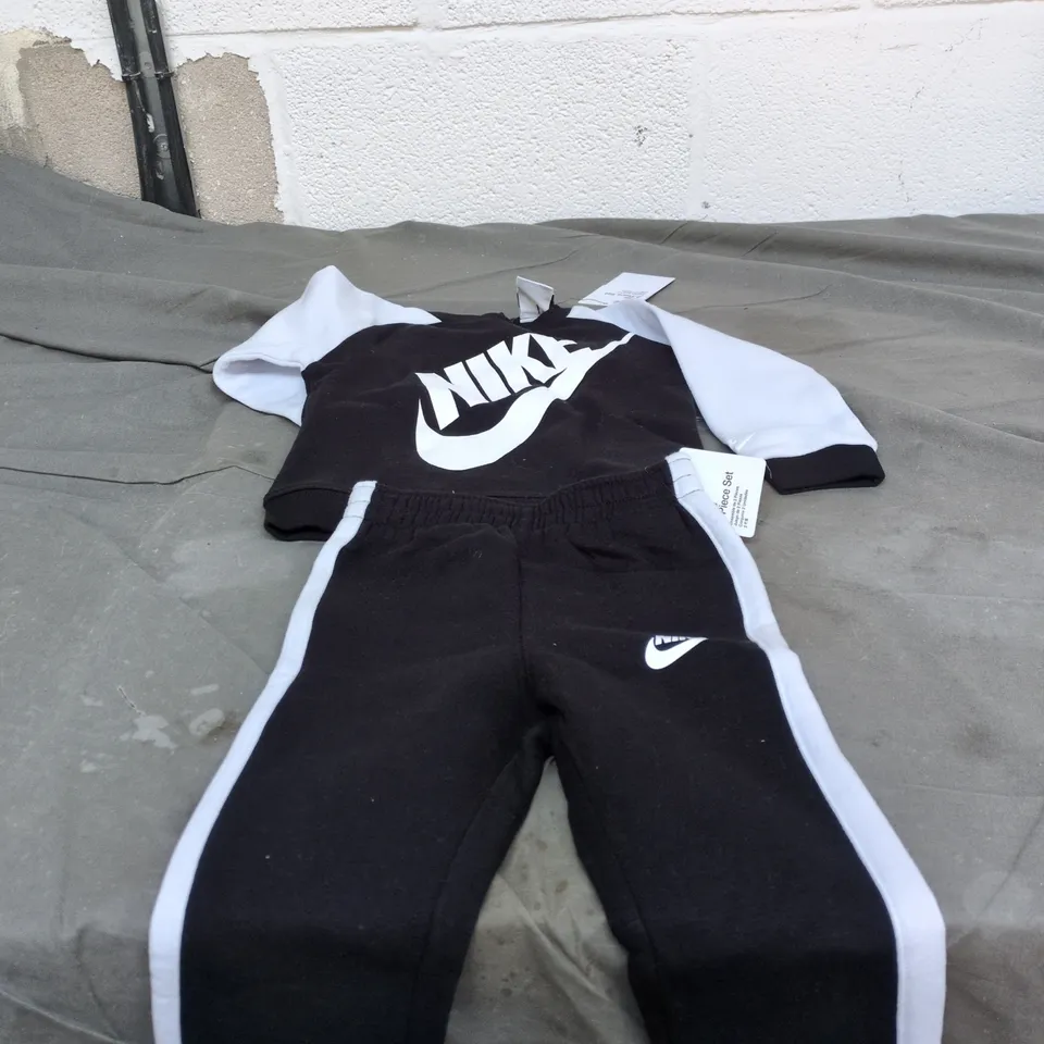 NIKE 2 PIECE SWEAT SUIT BLACK AND WHITE, 24 MONTHS WITH TAGS
