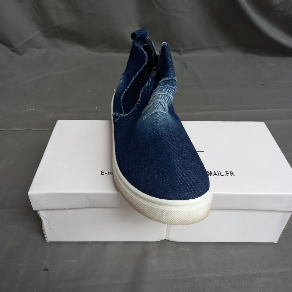 BOX OF 12 PAIRS OF WS SHOES SLIP ON SHOE IN BLUE DENIM - VARIOUS SIZES