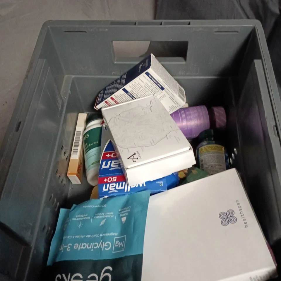 APPROXIMATELY 15 ASSORTED VITAMIN AND SUPPLEMENT ITEMS INCLUDING NAIL FUNGUS TREATMENT , WELLKID MULTI VITAMIN AND NICOTINELL PATCH 