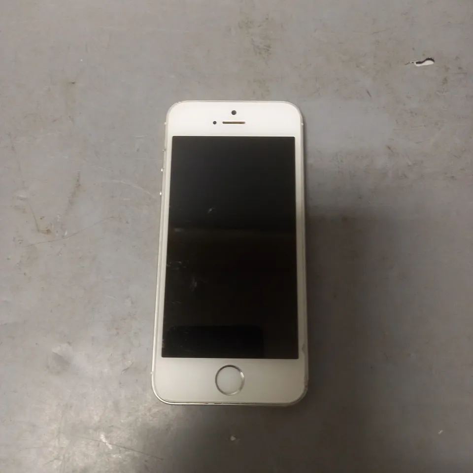 APPLE IPHONE 5S IN WHITE/SILVER