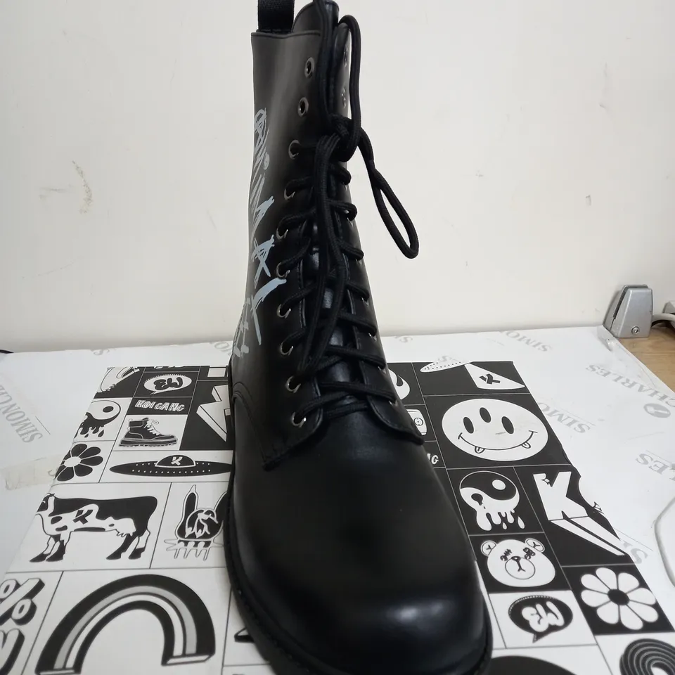 BRAND NEW BOXED PAIR OF KOI THE STATEMENT ANIMAL FREE VEGAN LEATHER MEN'S MILITARY BOOTS IN BLACK UK SIZE 7