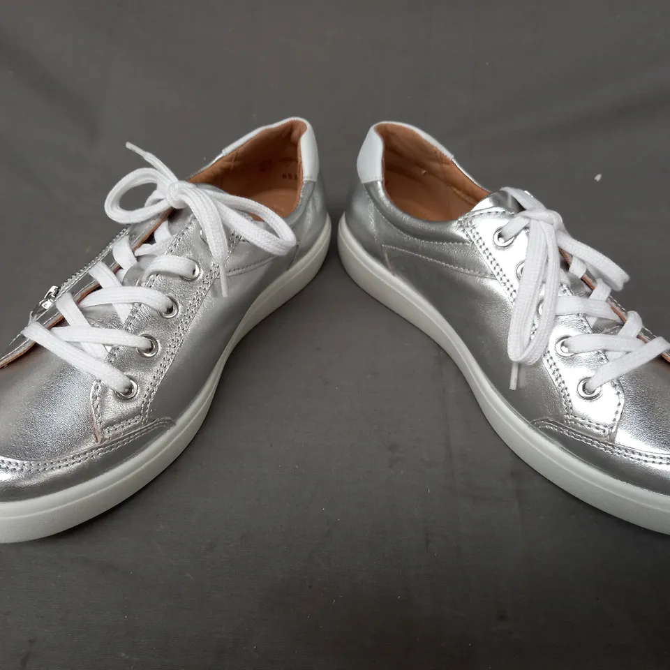 BOXED PAIR OF HOTTER CHASE II WIDE SHOES IN METALLIC SILVER UK SIZE 7