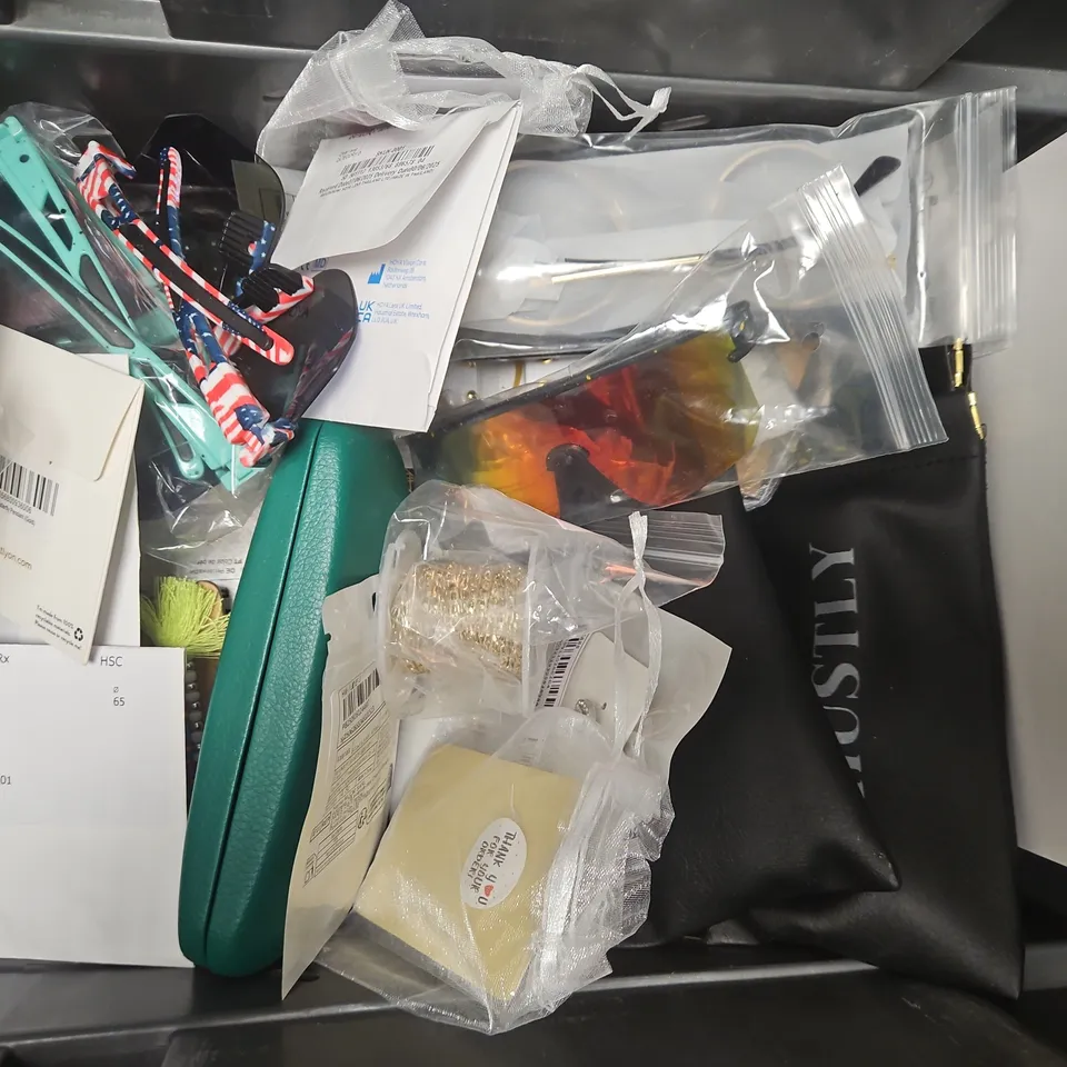 APPROXIMATELY 15 ASSORTED JEWELLERY ITEMS AND FASHION ACCESSORIES TO INCLUDE FACE GEMS, ETC