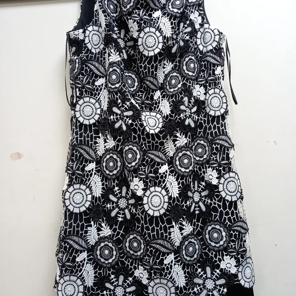 JOANNA HOPE FLORAL DRESS BACK ZIP DRESS IN WHIE/BLACK - UK 14
