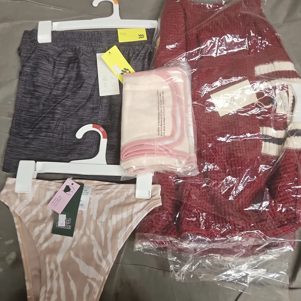 APPROXIMATELY 35 ASSORTED CLOTHING ITEMS IN VARIOUS SIZES, STYLES & COLOURS TO INCLUDE ITEMS SUCHS AS UNIVERSAL TREAD CARDIGAN, ALL IN MOTION MID-RISE SHORTS, WILD FABLE BOTTOMS, ETC - COLLECTION ONLY