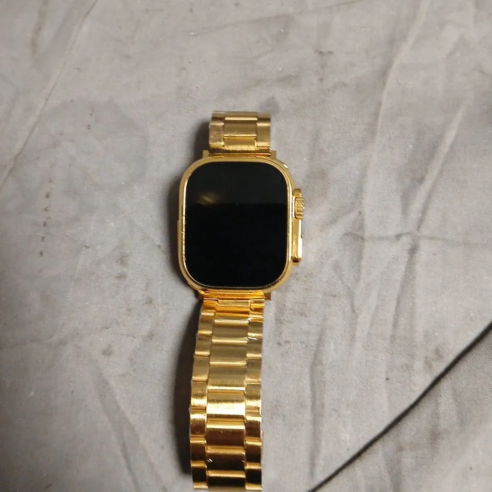 GOLD-TONE WRISTWATCH WITH METAL LINK BRACELET