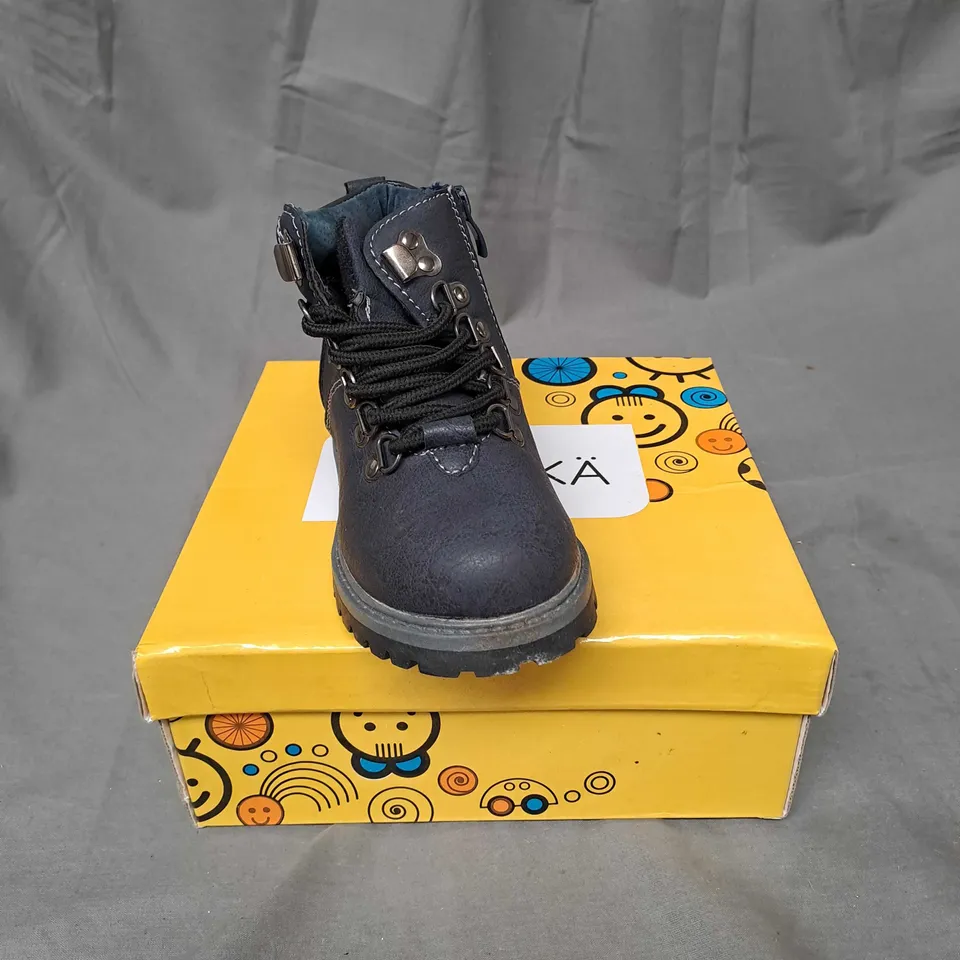 BOX OF APPROXIMATELY 12 PAIRS OF KENKA KIDS BOOTS IN NAVY - VARIOUS SIZES