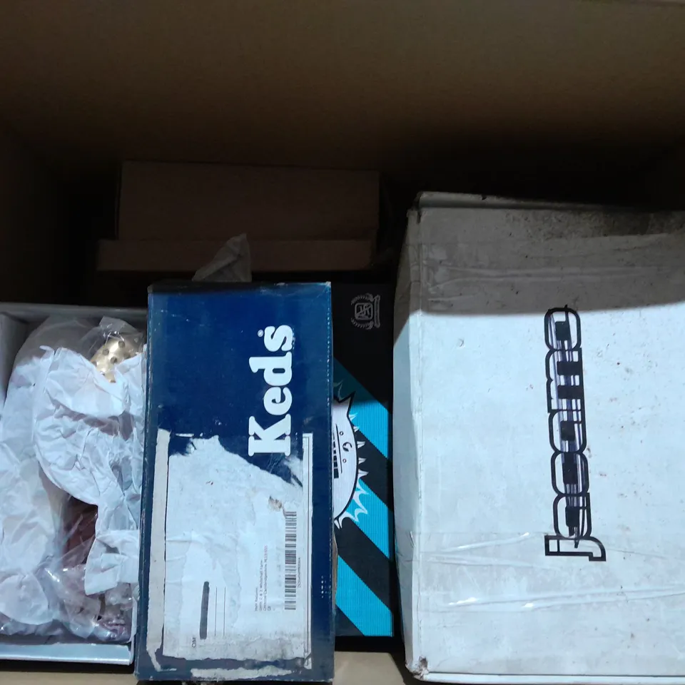 APPROXIMATELY 10 BOXED PAIRS OF ASSORTED SHOES IN VARIOUS STYLES AND SIZES 