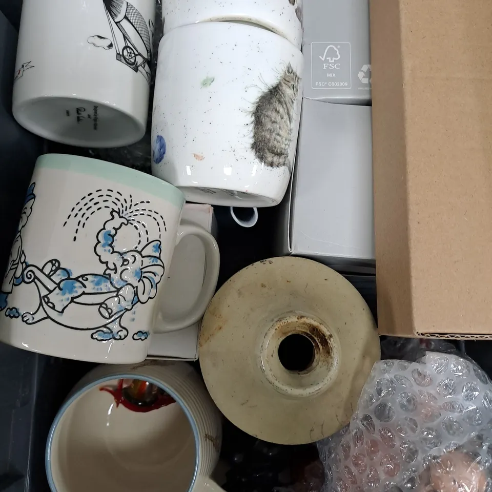 APPROXIMATELY 10 ASSORTED HOUSEHOLD ITEMS TO INCLUDE MUGS, ORNAMENTS ETC 