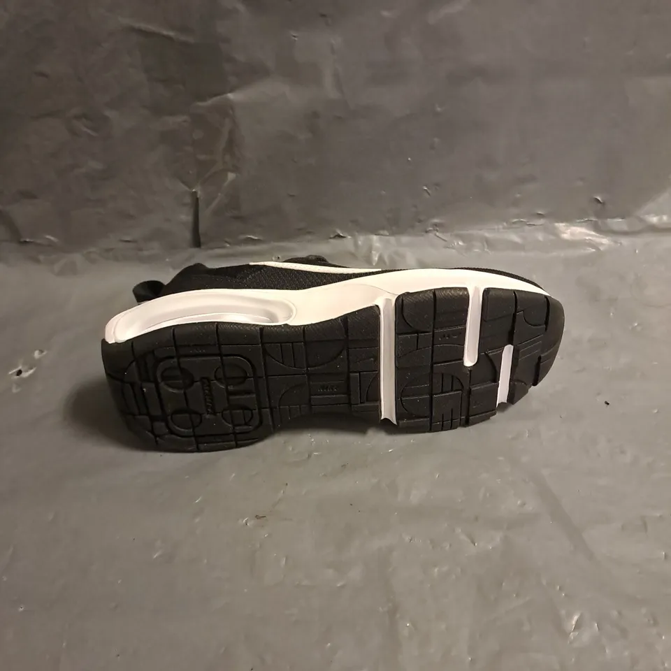 PAIR OF NIKE KIDS AIR MAX TRAINERS IN BLACK/WHITE SIZE UK 13.5
