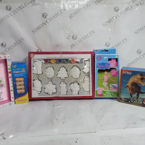 BOX OF APPROX 20 ASSORTED TOYS TO INCLUDE - PEPPA PIG SKIPPING ROPE - WISS TOY - PAINT YOUR OWN TREE ECT
