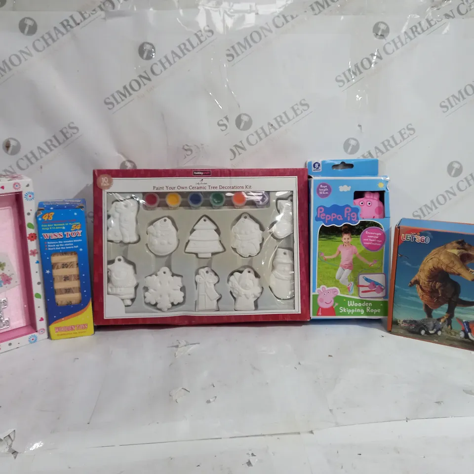 BOX OF APPROX 20 ASSORTED TOYS TO INCLUDE - PEPPA PIG SKIPPING ROPE - WISS TOY - PAINT YOUR OWN TREE ECT