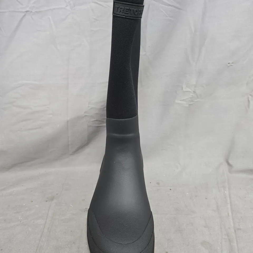 BOXED PAIR OF TRETON SALLA NEO WELLINGTON BOOTS IN BLACK SIZE 7