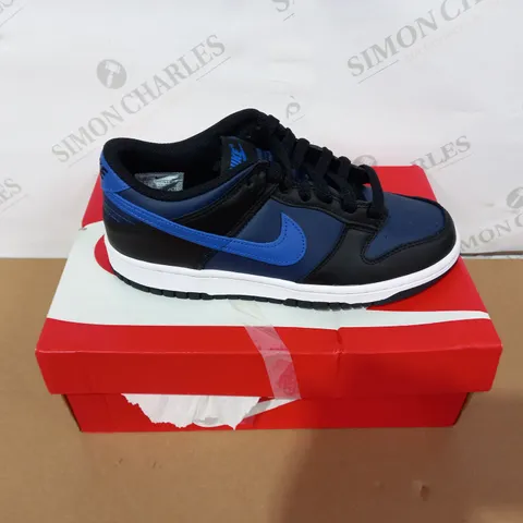 BOXED PAIR OF NIKE NAVY/BLACK TRAINERS SIZE5.5