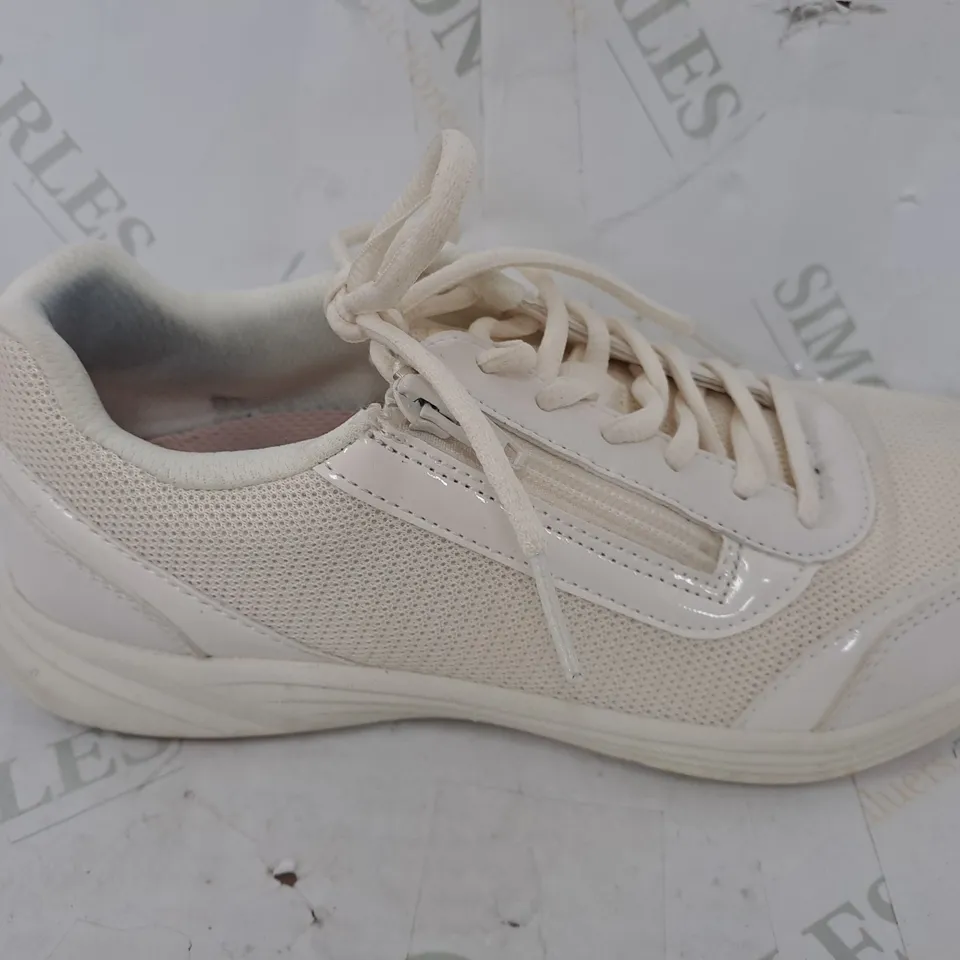 VIONIC AGILE CASSIS ZIP TRAINER IN WHITE - SIZE 4.5