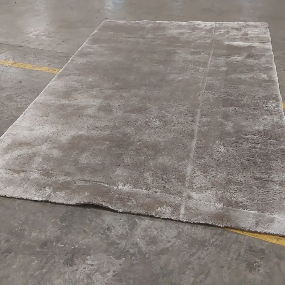 QUALITY DESIGNER AREA RUG - APPROXIMATELY 290 x 202cm