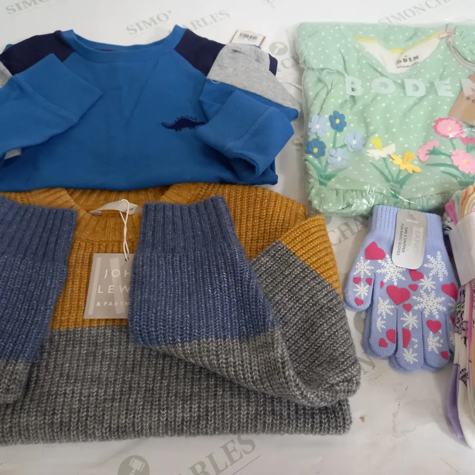 BOX OF APPROXIMATELY 25 ASSORTED KIDS CLOTHING ITEMS TO INCUDE - JUMPER , SOCKS , GLOVES ETC