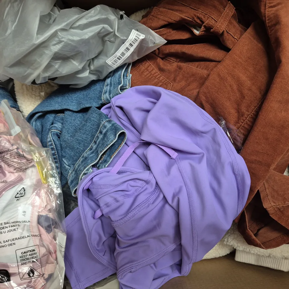 BOX OF APPROXIMATELY 25 ASSORTED CLOTHING AND FASHION PRODUCTS IN VARIOUS STYLES AND SIZES - COLLECTION ONLY