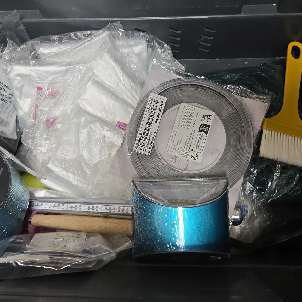 APPROXIMATELY 15 ASSORTED HOUSEHOLD ITEMS TO INCLUDE TITLEIST GOLF BALLS, INSTANT GRAB ADHESIVE, A4 MULTI-PURPOSE WHITE PAPER, ETC