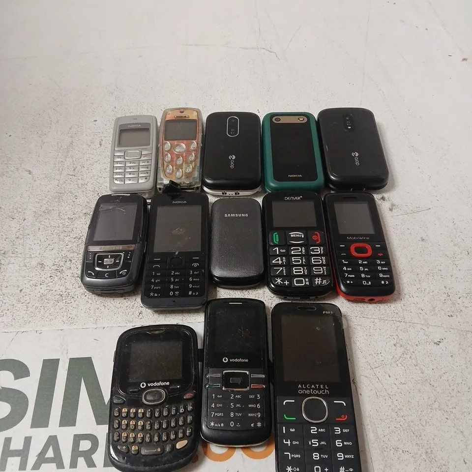 APPROXIMATELY 12 ASSORTED DAMAGED MOBILE PHONES IN VARIOUS MODELS 