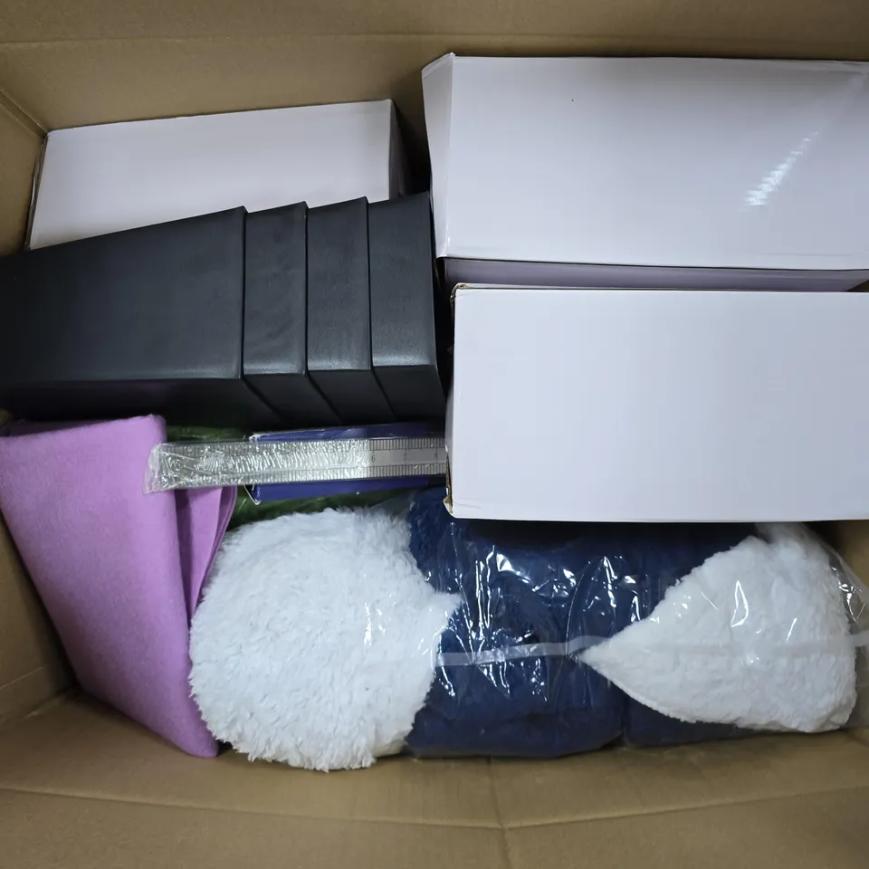 APPROXIMATELY 12 ASSORTED HOUSEHOLD PRODUCTS TO INCLUDE BACK BELT, OVEN LINER, METAL RULER, ETC - COLLECTION ONLY