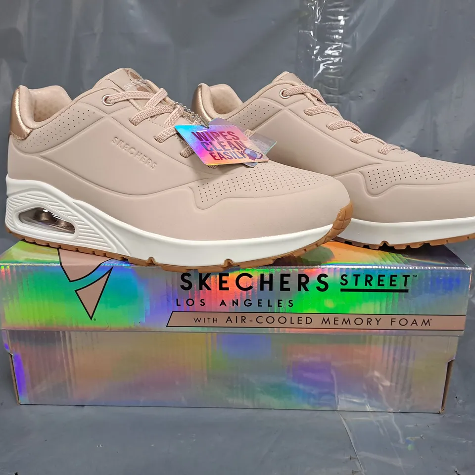 BOXED PAIR OF SKECHERS WOMEN'S SHOES IN PALE PINK/ROSE GOLD SIZE UK 7