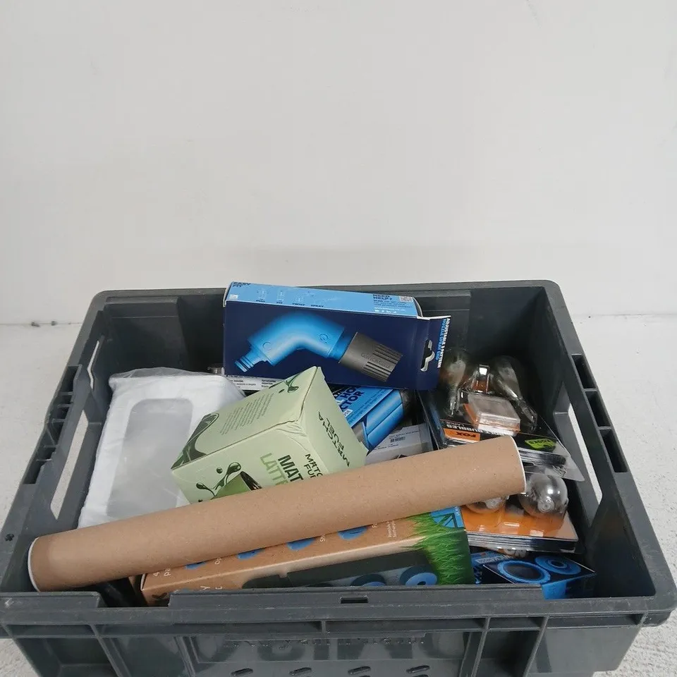 TOTE OF APPROXIMATELY 10 ASSORTED ITEMS INCLUDING QWICK HOSE MINI SPRAY HEAD SET, MATCHA FUEL MATCHA LATTE MUG AND QWICK HOSE GARDEN 3/4' TAP FITTING