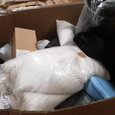 PALLET CONTAINING ASSORTED PILLOWS & CUSHIONS
