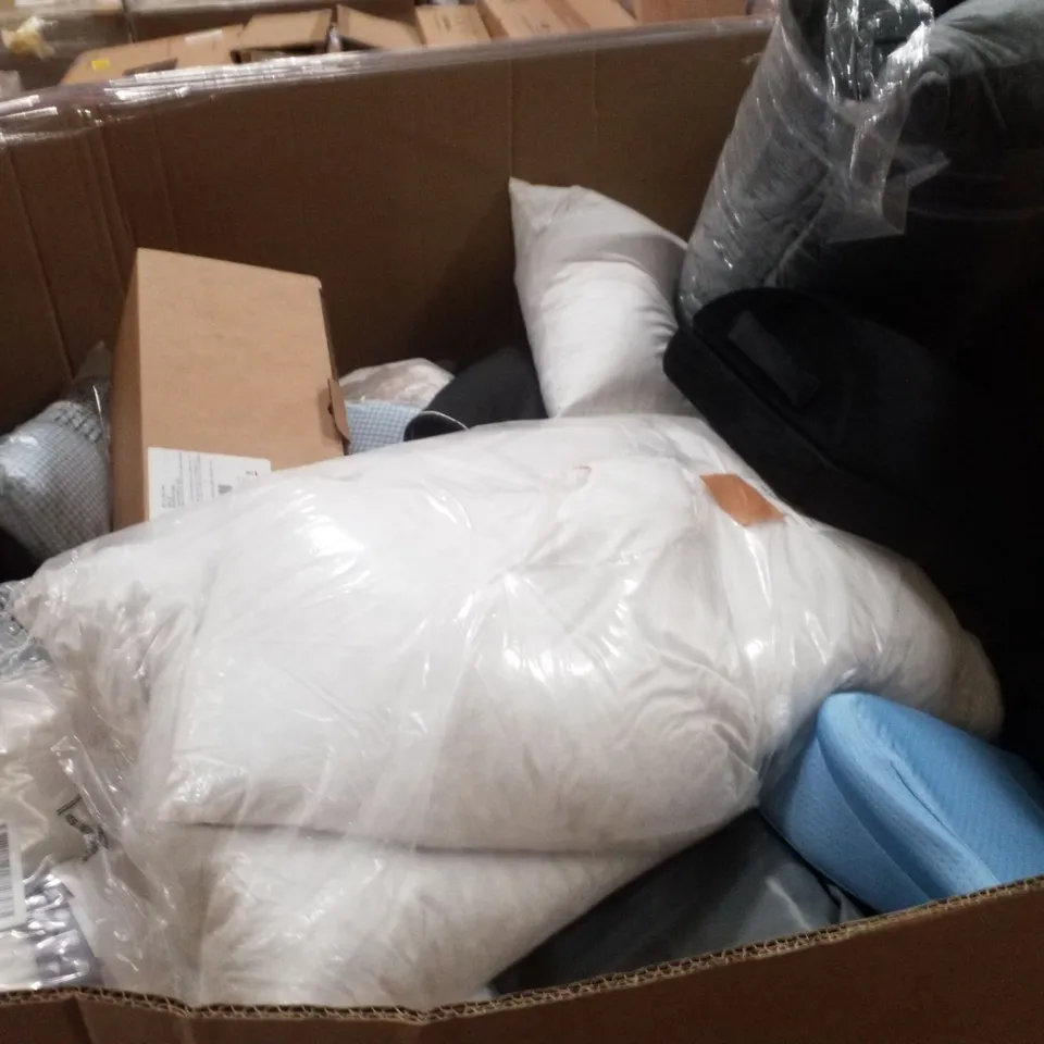 PALLET CONTAINING ASSORTED PILLOWS & CUSHIONS