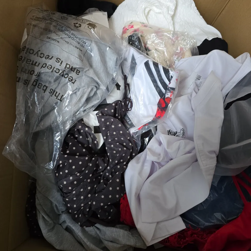 BOX OF APPROXIMATELY 20 ASSORTED CLOTHING ITEMS TO INCLUDE DRESSES, SHORTS, TOPS, ETC