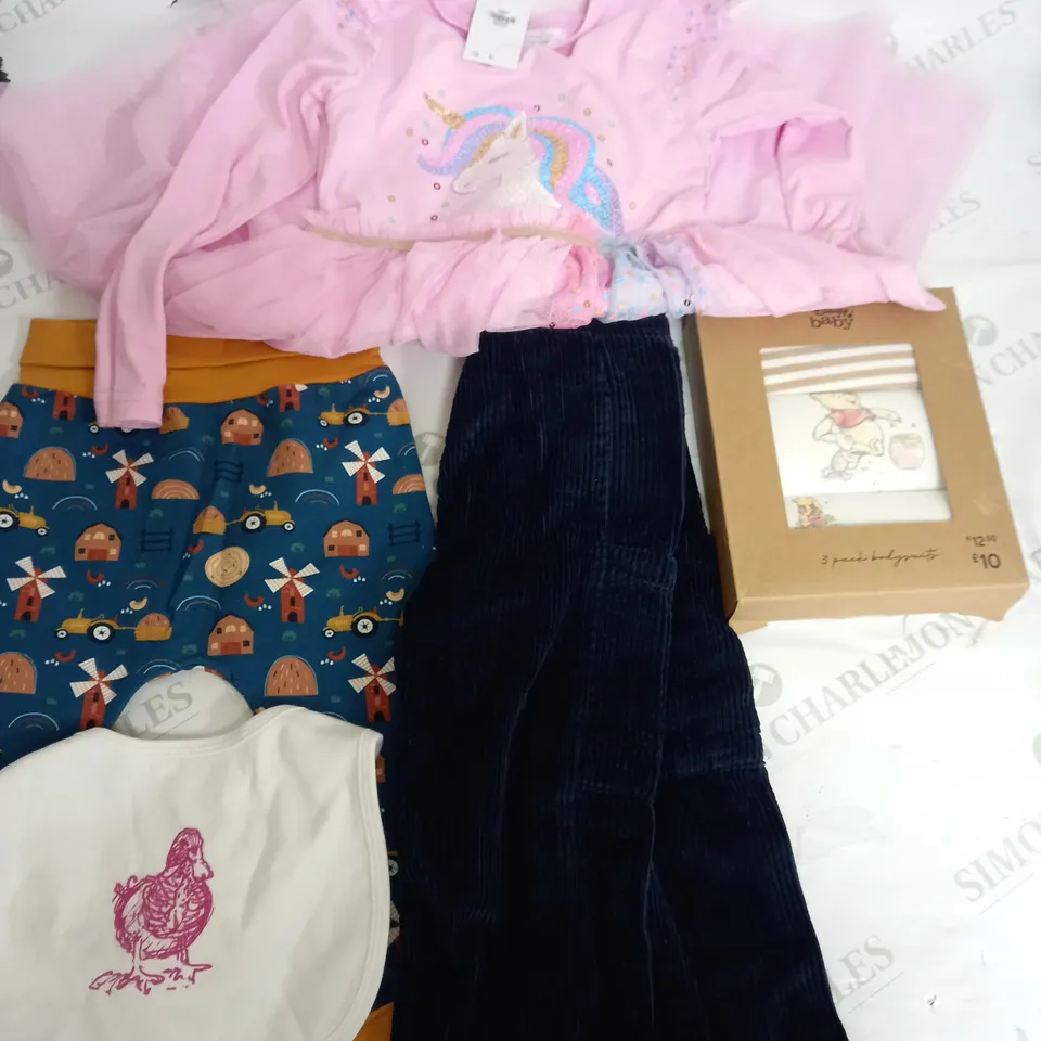BOX OF APPROXIMATELY 25 ASSORTED KIDS CLOTHING ITEMS TO INCUDE - DRESS , BIB , BODYSUIT ETC