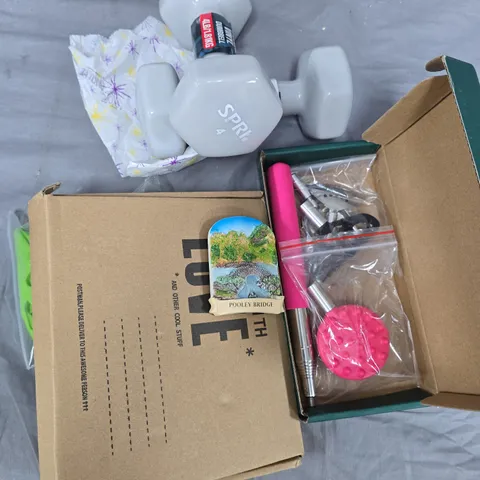 BOX OF ASSORTED ITEMS TO INCLUDE DUMB BELLS - CANMEIJIA - DOOR HINGES 