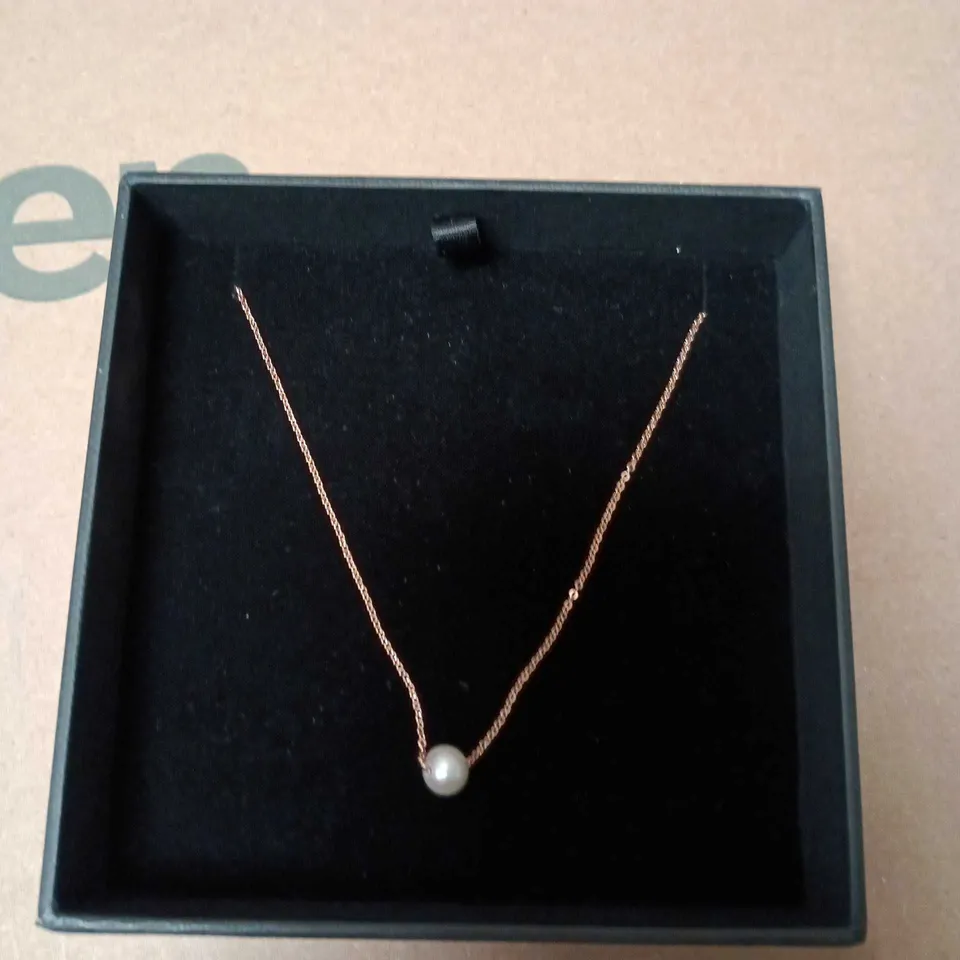 BOXED OLIVIA & PEARL PENDANT NECKLACE ON CHAIN