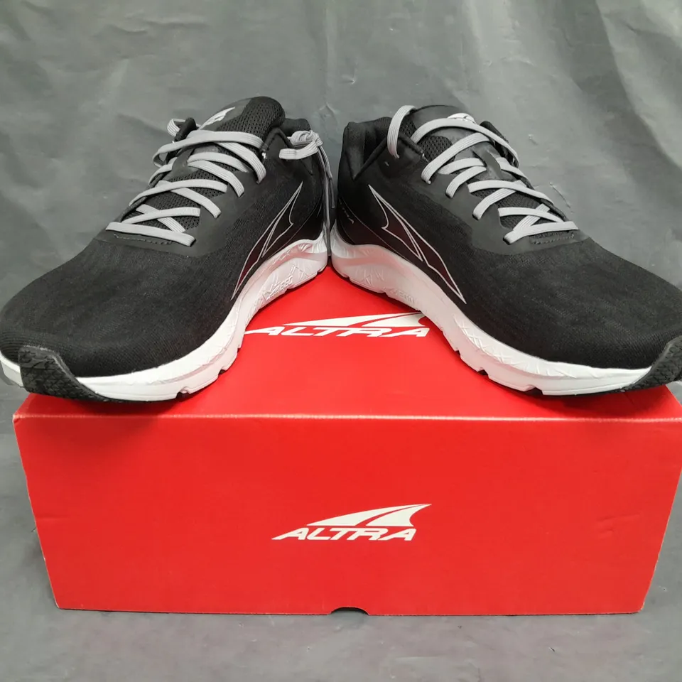 BOXED PAIR OF ALTRA MEN'S RIVERA TRAINERS IN BLACK SIZE UK 9.5