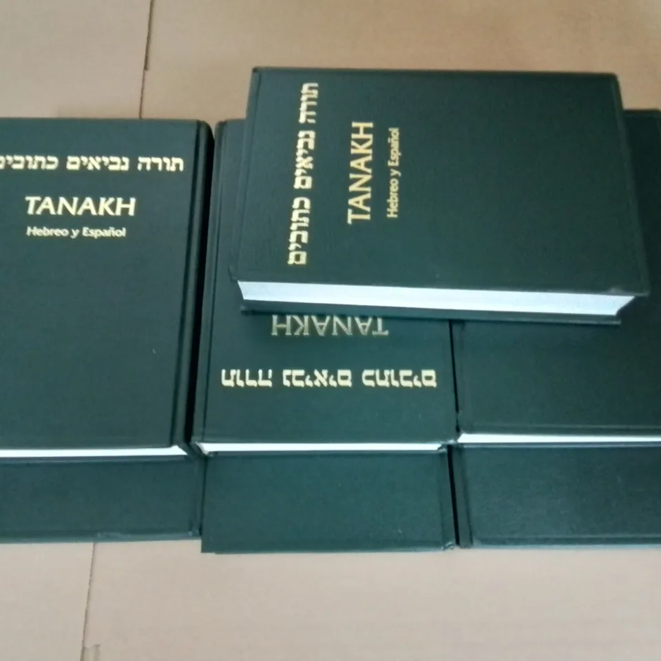 LARGE QUANTITY OF ASSORTED BOOKS TO INCLUDE DVSA DRIVING GUIDE, POLITICS IN IRELAND AND SHE AND HER CAT