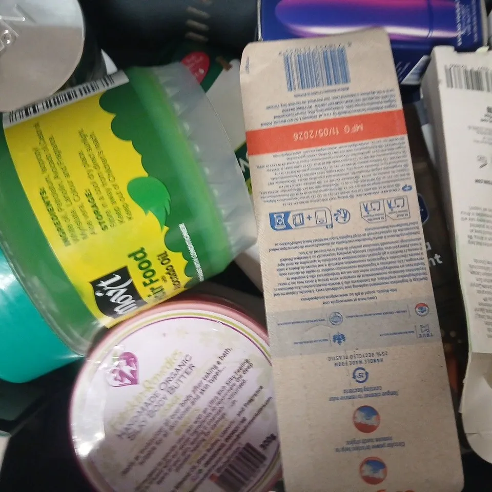 APPROXIMATELY 10 ASSORTED COSMETIC ITEMS INCLUDING VARIOUS MAKES AND BRANDS - COLLECTION ONLY