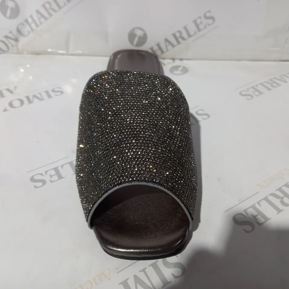 BOXED PAIR OF DESIGNER OPEN TOE FLIP FLOPS IN METALLIC SILVER W. JEWEL EFFECT EU SIZE 42