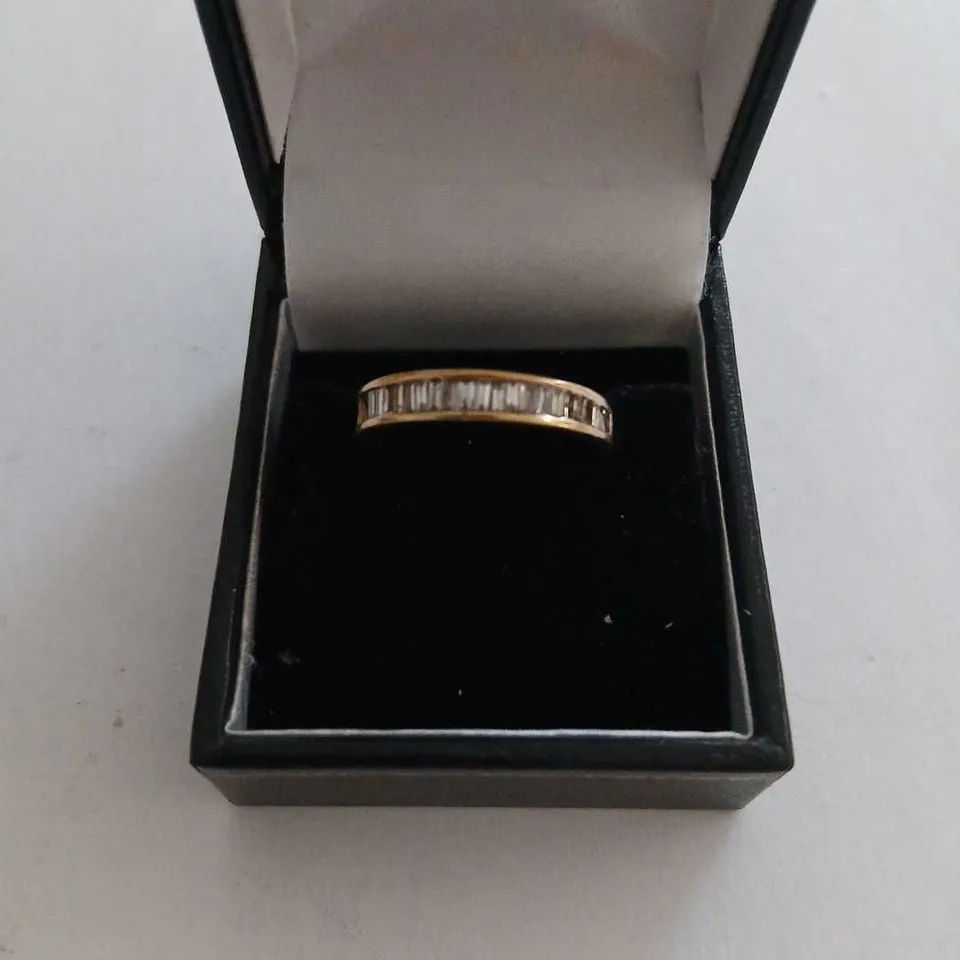 9CT GOLD-TONE RING WITH BAGUETTE-CUT STONES 