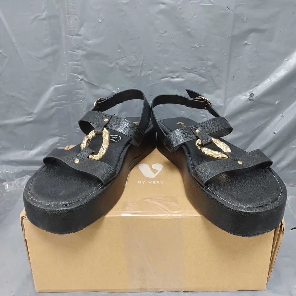 V BY VERY THONG WEDGE SANDALS BLACK/GOLD SIZE 7